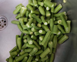 Foto del paso 1 de la receta: Habas con cebolla tierna y huevo