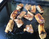 Une image de l'étape 6 de Travers de porc marinés sucrés salés grillés à la plancha.