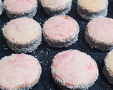 Foto del paso 7 de la receta: Alfajorcitos de maicena de colores