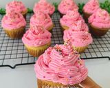 Foto langkah ke 7 dari resep Strawberry Cupcake.