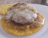 Foto del paso 9 de la receta: Hambur-arepa con aguacate🥙 cebolla caramelizada y mayomostaza ahumada🫓🍔