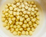 Hình bước làm 3 của món Chè hạt sen nấu bằng lò viba