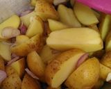 Foto langkah ke 1 dari resep Spicy Potato Wedges.