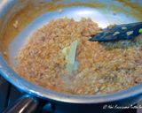 Foto del passaggio 10 della ricetta Risotto con Tartare di Gamberi, Pompelmo e Bergamotto