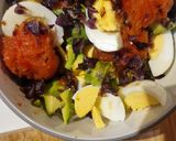 عکس مرحله 4 از دستور سالاد آووکادو و تخم‌مرغ ویژه (رژیم کتوژنیک (Ketogenic Diet) )🥑🥚🍅🧅🍋
