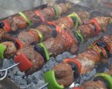 Foto del paso 7 de la receta: Fierritos de bondiola, chorizo y ciruela