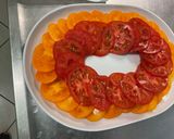 Une image de l'étape 4 de Salade de tomates bicolores à l’oignon rouge et mozzarella.