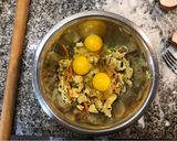 Foto del paso 3 de la receta: Tarta de POLLO, REPOLLO y re contra pollo!! 🥧 (individual)