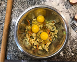 Foto del paso 3 de la receta: Tarta de POLLO, REPOLLO y re contra pollo!! 🥧 (individual)