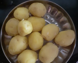 A picture of step 1 of Dum Aloo.