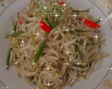 Foto langkah ke 3 dari resep Tumis toge bawang kembang.