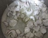 A picture of step 1 of Chicken Degi Qorma.