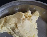 A picture of step 4 of Gulab jamun cheese cake.