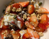 Foto del paso 3 de la receta: Desayuno: Granola con yoghurt y frutas🤩