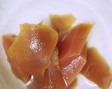 Foto del paso 6 de la receta: Rollitos de cecina con germinados y sirope de membrillo sobre tierra de aceitunas negras y aceite aromatizado de romero