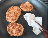 A picture of step 4 of Savory Sweet Ground Beef Patties.