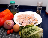 Foto del paso 1 de la receta: Timbal de marisco sobre lechuga baby