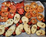 Foto del paso 3 de la receta: Pollo con patatas, tomates y pimiento al ajo y perejil