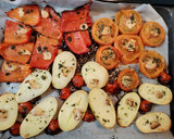 Foto del paso 3 de la receta: Pollo con patatas, tomates y pimiento al ajo y perejil