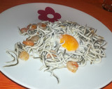Foto del paso 4 de la receta: Huevo sobre nido de gulas y gambas