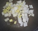 Foto del paso 2 de la receta: Saquitos de papel de arroz relleno de dorada y gambitas rojas