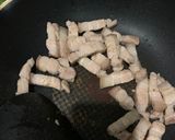 รูปขั้นตอนการทำที่ 1 ของ หมูสามชั้นผัดพริกแห้งใบโหระพากรอบ