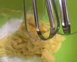 Foto langkah ke 2 dari resep Kukis Keju Putih Telur/ Egg White Cheese Cookies.