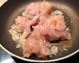 Hình bước làm 2 của món Ức gà xào lá lốt
