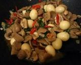 Foto langkah ke 3 dari resep Tumis jamur merang with telur puyuh.