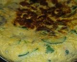 Foto del paso 4 de la receta: Tortilla de patata, calabacín, champis y cebolla de ensalada con ajo y perejil