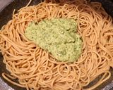 Foto del paso 3 de la receta Espaguetis integrales al pesto con gambón