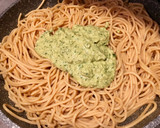 Foto del paso 3 de la receta: Espaguetis integrales al pesto con gambón