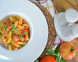Foto del paso 2 de la receta: Hélices con salchichas y tomate