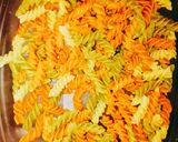 Foto del paso 1 de la receta: Ensalada de pastas, atún y lo que había