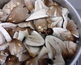 Foto langkah ke 2 dari resep Tumis jamur sawit.