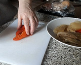 Foto del paso 10 de la receta: Coca salada con escalivada, huevo duro, atún... (con lo que prefieras)