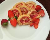 स्ट्रॉबेरी स्वीस रोल (strawberry swiss roll recipe in marathi) रेसिपी स्टेप 5 फोटो