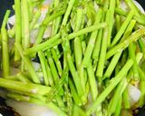 Hình bước làm 2 của món Măng tây non xào tỏi, hành tây