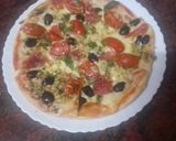 Foto del paso 4 de la receta: Pizza de rúcula, jamón serrano, aceitunas negras y tomates cherry macerados