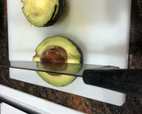 Foto del paso 4 de la receta: Ensalada de aguacate y langostino cocido