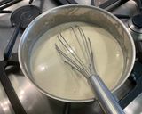 Une image de l'étape 5 de Sauce béchamel à l’épeautre, ail fumé et grana padano.