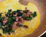 Foto del paso 7 de la receta Tortilla a la francesa de espinacas con jamón y pasas
