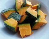 Foto del passaggio 1 della ricetta Insalata tiepida di zucca con lo yogurt greco