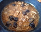 Foto del paso 5 de la receta: Pollo en salsa de tomate y ciruelas