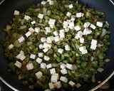 Foto del paso 4 de la receta: Habas con queso tofu
