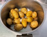 Une image de l'étape 2 de Salade tiède de poivrons rouges, pommes de terre, harengs et olives.