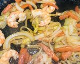 Foto del paso 5 de la receta: Fideos chinos con verdura y gambas