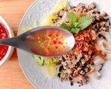 Hình bước làm 5 của món Bánh Phở Tráng Chảo Trộn Thịt Xào