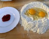 Foto del passaggio 2 della ricetta Ravioli colorati, ricotta e prezzemolo saltati burro e salvia, e tagliatelle tricolore al pomodoro