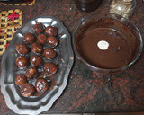 Foto del paso 3 de la receta: Trufas de polvorones y galletas rellenas de guindas
